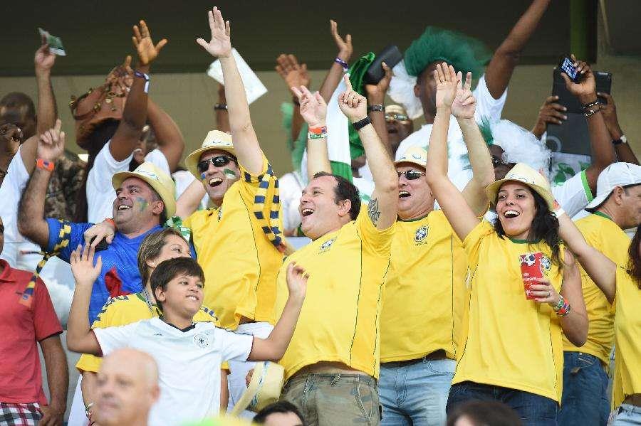 足球联赛靠什么赚钱（足球究竟有多赚钱？谈谈足球比赛的经济效益）