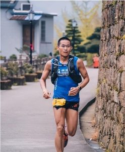 他为了冠军做出哪些牺牲（他被日本冠军称为英雄，21年却因跑马拉松遇难，2岁女儿替父领奖）-华海博客