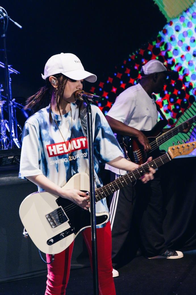 邓紫棋世界杯答题视频（邓紫棋发文大喊：今晚要来看完我的演唱会才可以回去看世界杯！）