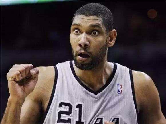 足球场上的搞笑动作(图看NBA五大爆笑瞬间:库里快攻准备扣篮,不料脚下一滑太尴尬)