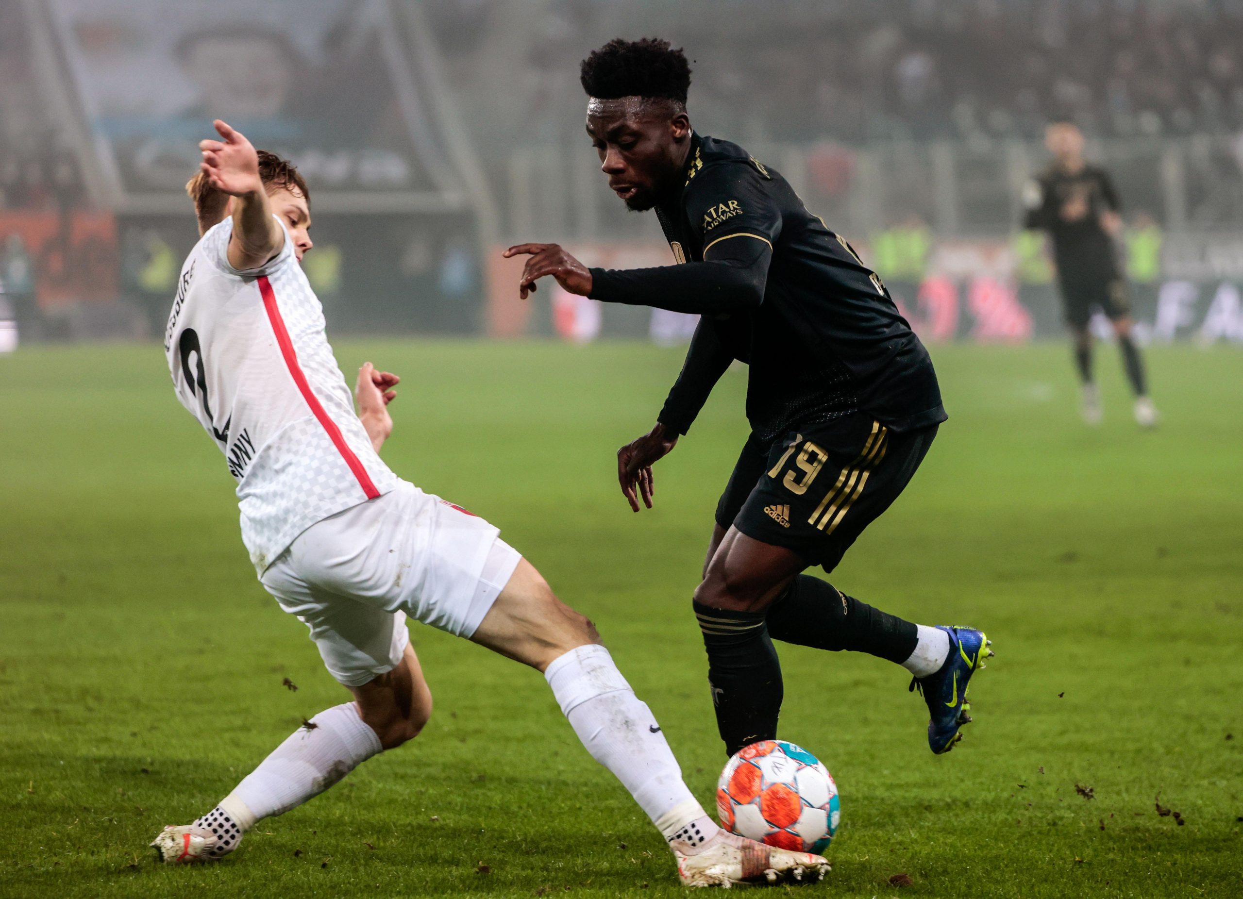 萨内庆祝胜利(足球-德甲:拜仁不敌奥格斯堡)