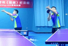 乒乓球怎么发旋转球（学会这招发球，同样的动作发两种旋转的球，不信你的对手不上当）