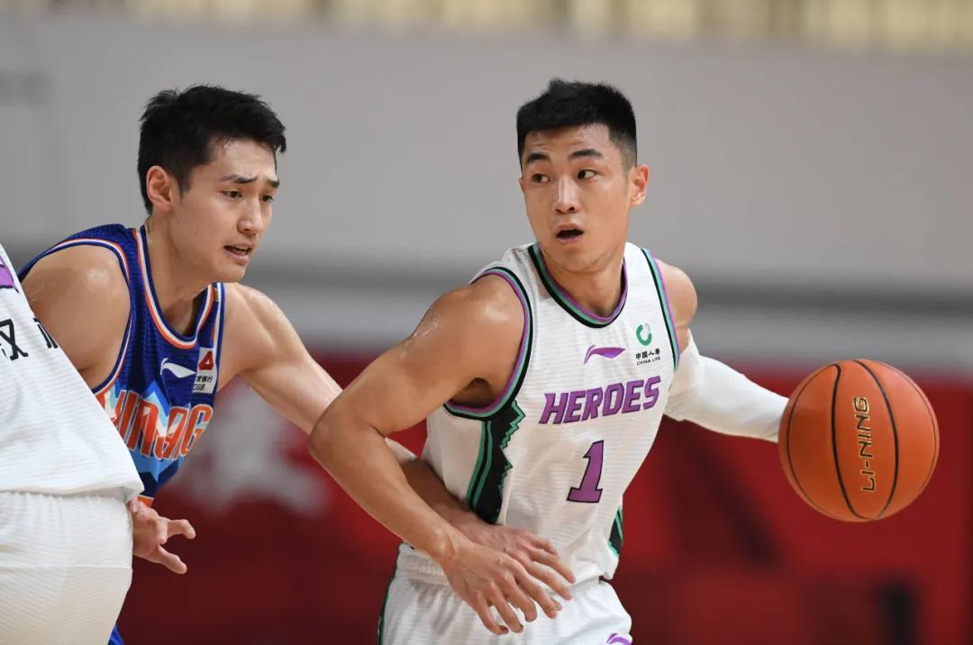 cba和ncaa哪个好(CBA比NCAA强?易建联这个无助的背影,是中国篮球永远的痛)