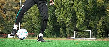 足球怎么打单边(三个所有球员都必须要掌握的足球技巧)