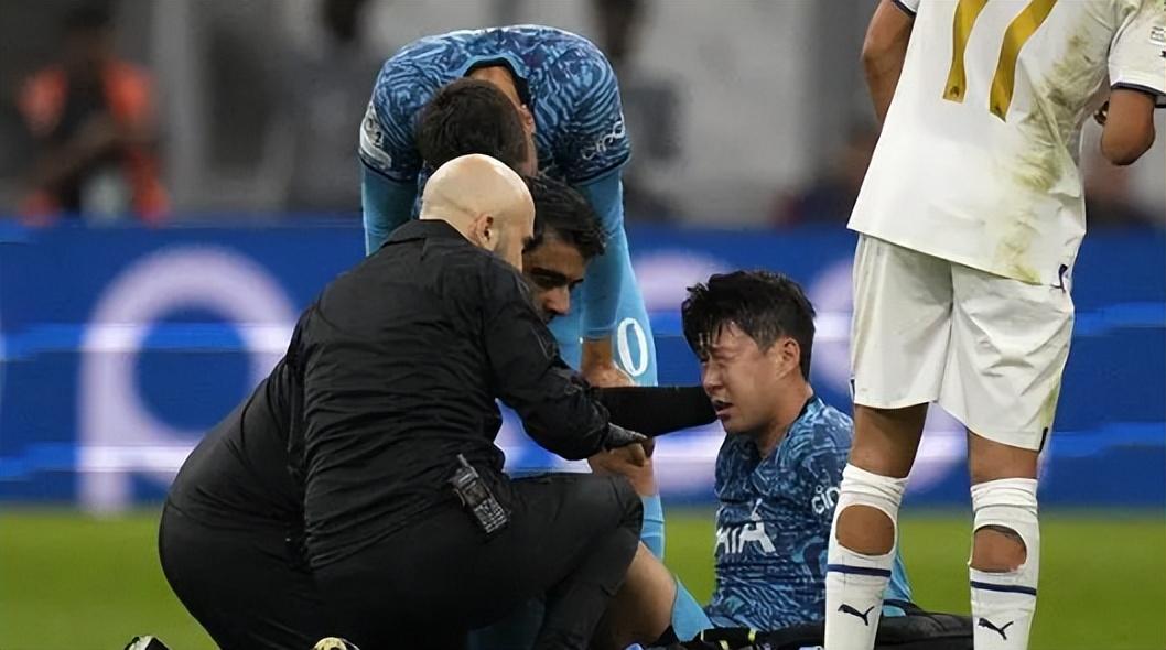 世界杯两强预测(卡塔尔世界杯在即,日韩两强各有烦心事)