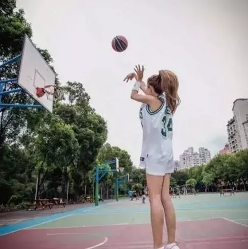 和男生打篮球需要注意什么（杨舒予喊话杨紫一起练篮球，谁说这项运动不适合女生？）