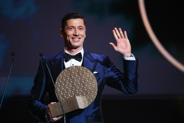 c罗总共踢了多少场比赛(足坛年度总结:C罗63场比赛进45球助攻6次,梅西、莱万如何)