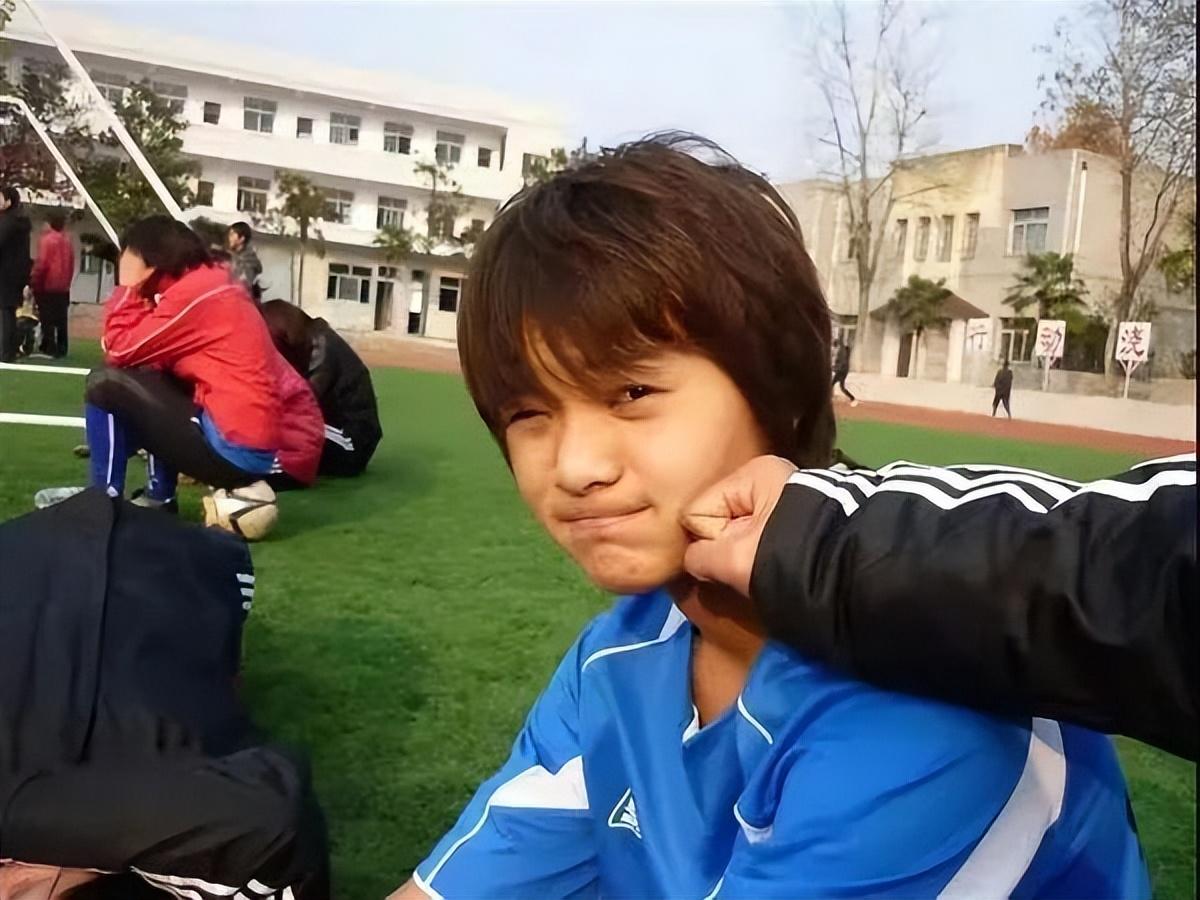 王霜站爸爸身边乖巧可爱（那个在国少队每天哭着给家里打电话的女孩，现在成了“楷模王霜”）