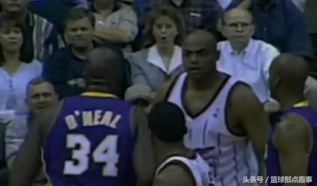 nba巴克利为什么打架(两件巴克利打架的小事 为你揭秘NBA赛场冲突的真正原因)