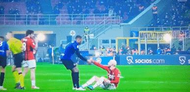 托纳利和邓弗里斯在德比中发生冲突(队长范!托纳利比赛中为特奥出头,气势完全盖过邓弗里斯)