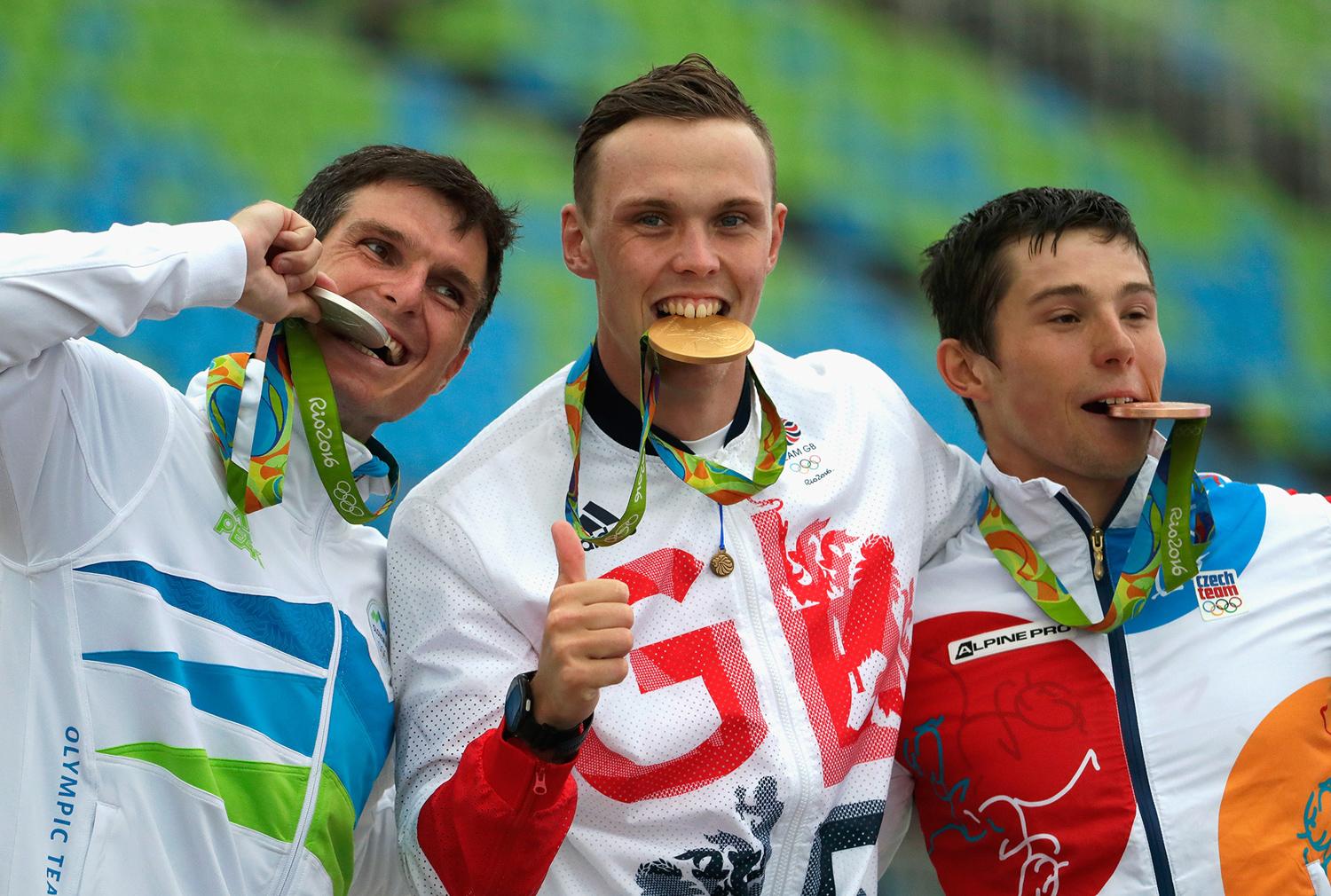 08年金镶玉奖牌多少钱(东京奥运金牌掉皮?哪届奥运金牌最值钱?为何金镶玉只能排第10?)