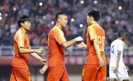 被众多现役国脚怒怼（央视知名主持建议解散国足，被众多现役国脚怒怼：无知可笑的小丑）