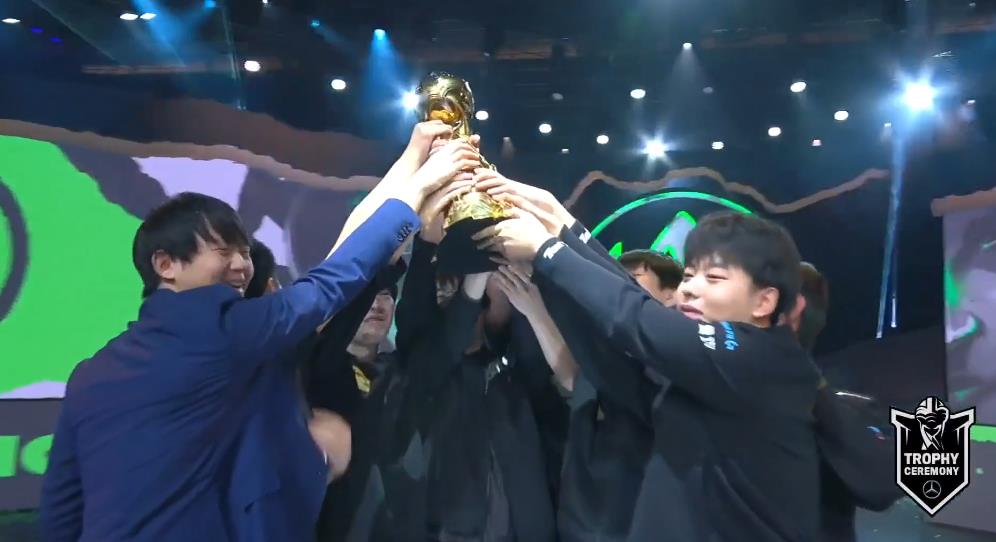 rng世界冠军是哪一年（RNG夺英雄联盟世界冠军，原神却成了白嫖大赢家？）