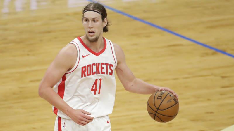 是继续留队还是先签后换（火箭两弃一签！悍将1500万留队，19+8大将转会活塞，布朗也出走）