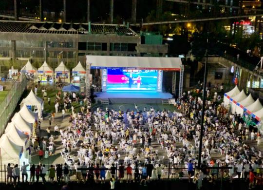 燃情世界杯文化(“燃情世界杯,西村狂欢夜”火热开幕,巴蜀男神李伯清亮相现场)