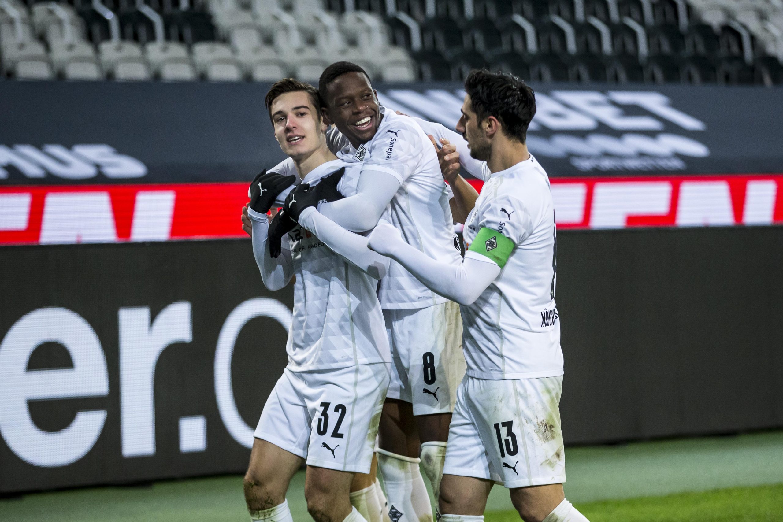 科斯塔德甲vs拜仁（3-2逆转！德甲5冠王踢疯了：14分钟打爆拜仁，创10年神迹）