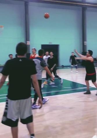 打篮球背影照片(61岁毕福剑近况曝光,与年轻小伙大战篮球,一连投4球背影潇洒)