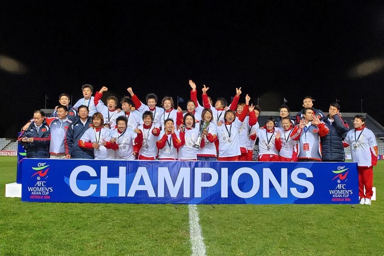 女足队员韩端丈夫（女足前队长现身，昔日黑珍珠变白玫瑰，曾因掀衣被嘲，嫁富商男友）