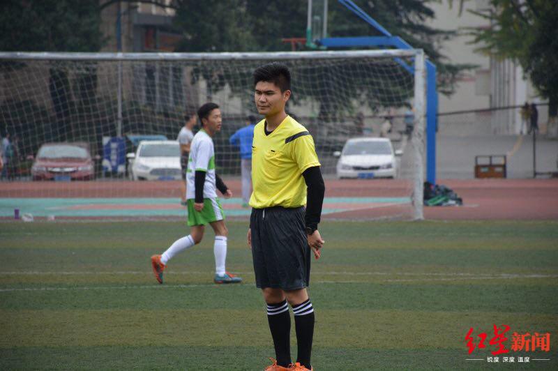 考虑赶他上看台（一路相伴！听“刀锋”球迷讲他们的“成足故事”）