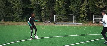 足球怎么打单边(三个所有球员都必须要掌握的足球技巧)