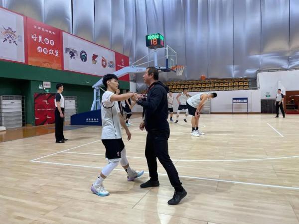 cba裁判为什么一直不改变（CBA裁判过于严格？再不纠偏，中国男篮在国际赛场要吃大亏）