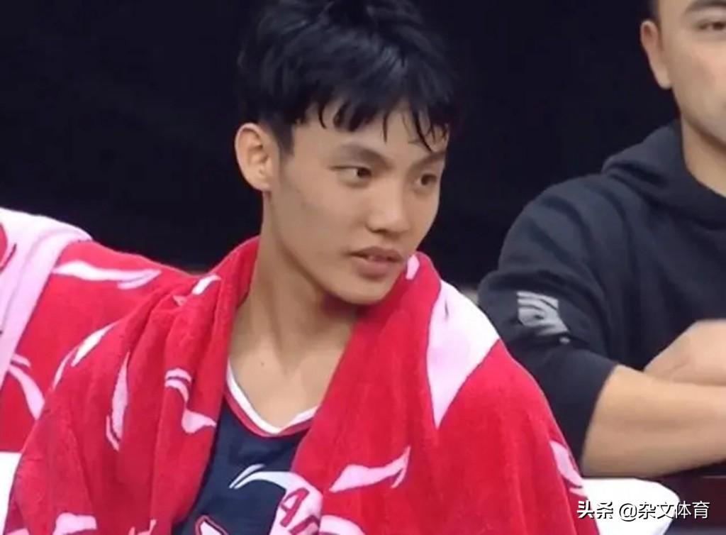 cba哪个球员女友矮（杜锋知人善用！身材矮小却成为广东男篮奇兵，场外与女友保持低调）