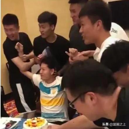 球队有优秀的后勤人员（强势不只靠阿联！广东队球员陪后勤过生日，队内氛围真不错）