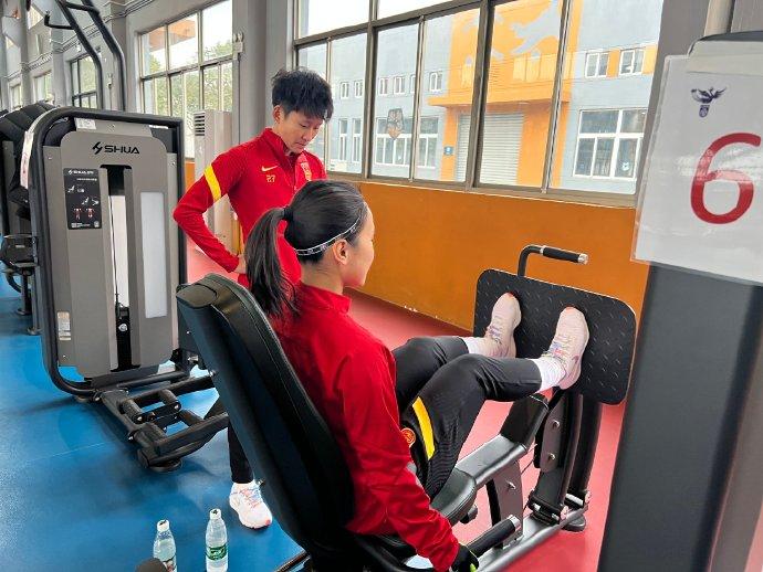 女足进行回国后的首堂训练课（中国女足完成回国首训，球员成流量市场宠儿：国门收相亲节目邀请）
