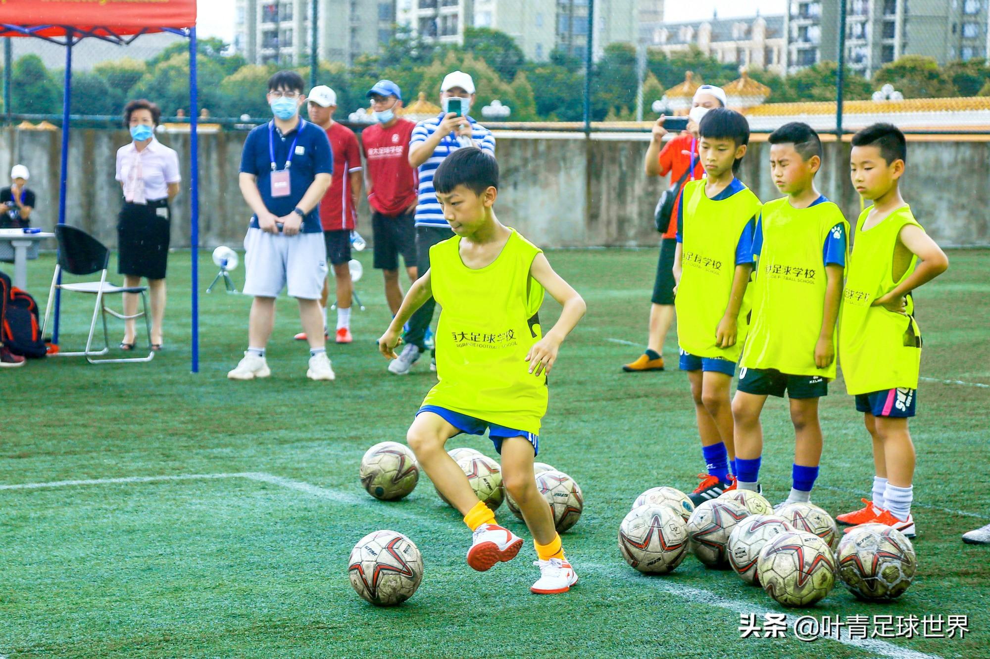 恒大足球青训怎么报名(探秘恒大足校:2万人报名,只招300人!百里挑一,全免费培养)