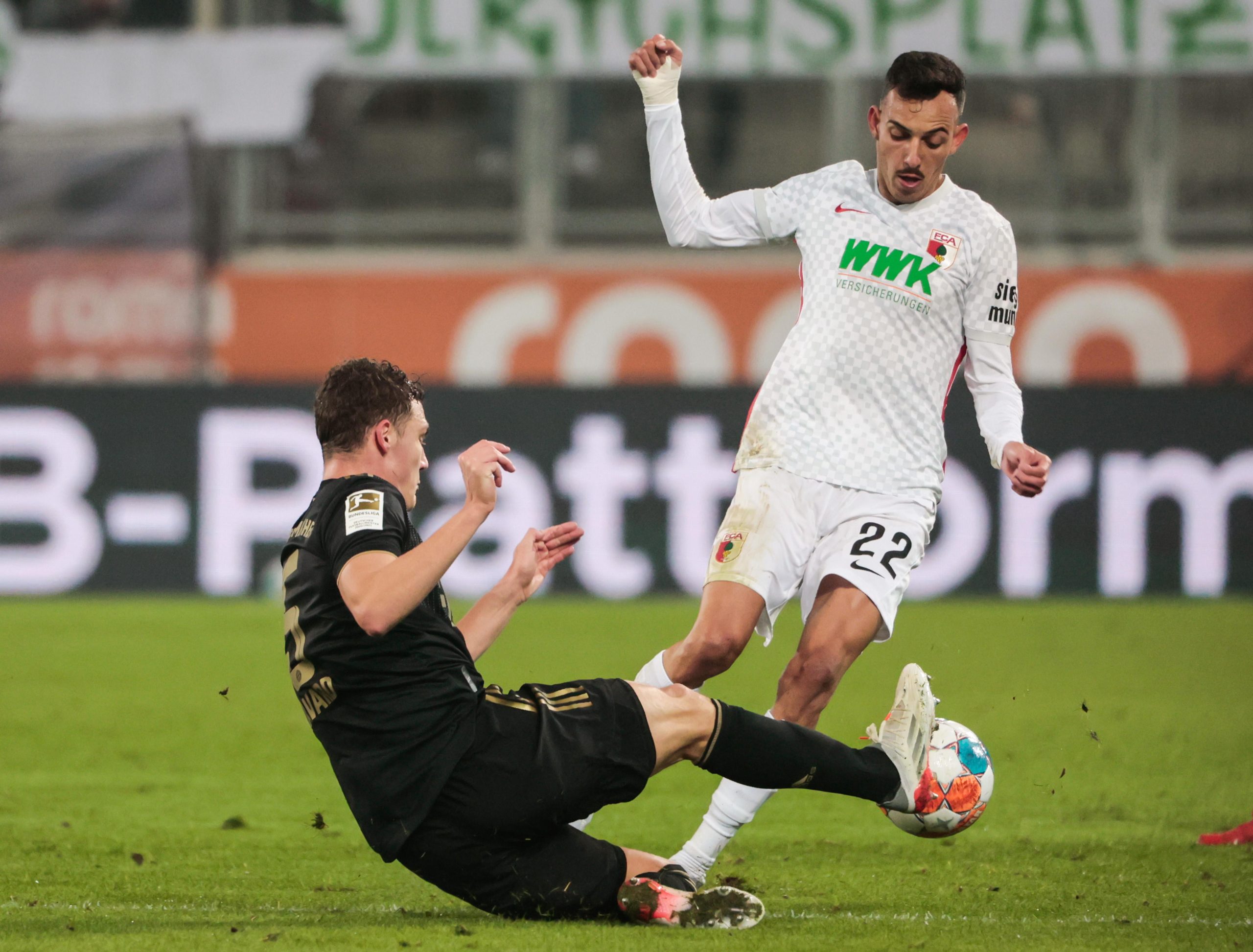 萨内庆祝胜利(足球-德甲:拜仁不敌奥格斯堡)