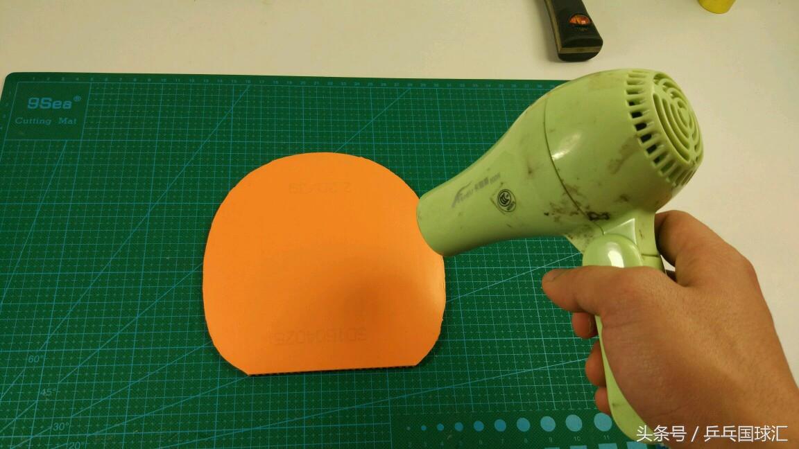 乒乓球拍怎么刷胶（有80%的人还不知道，胶皮应该怎么刷才更好打！）