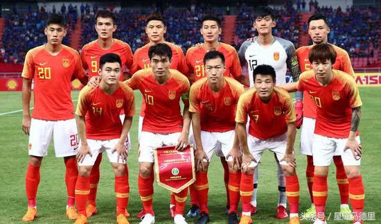 被众多现役国脚怒怼（央视知名主持建议解散国足，被众多现役国脚怒怼：无知可笑的小丑）