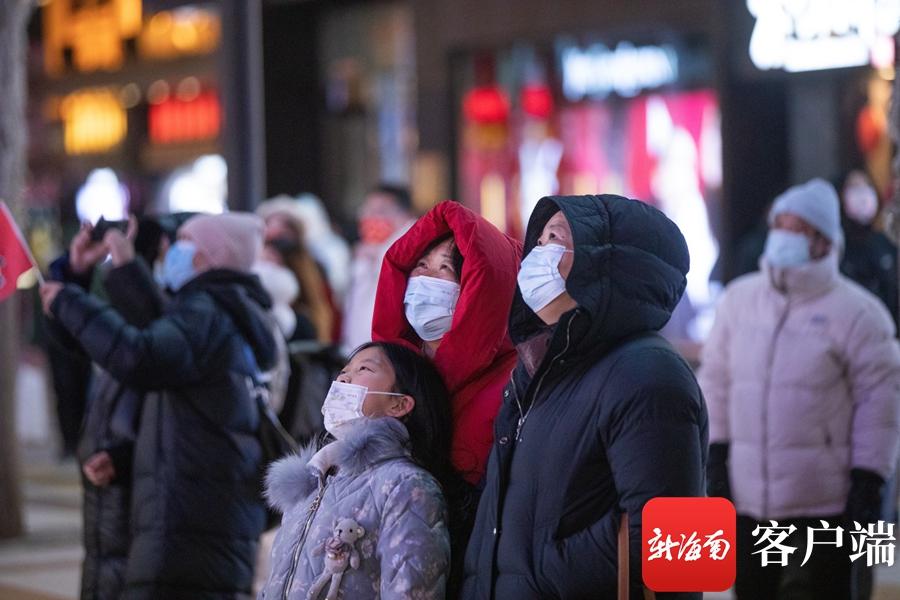 2020年的冬奥会在哪里举办(新海南记者带你看冬奥|北京冬奥会开幕 市民户外看直播)