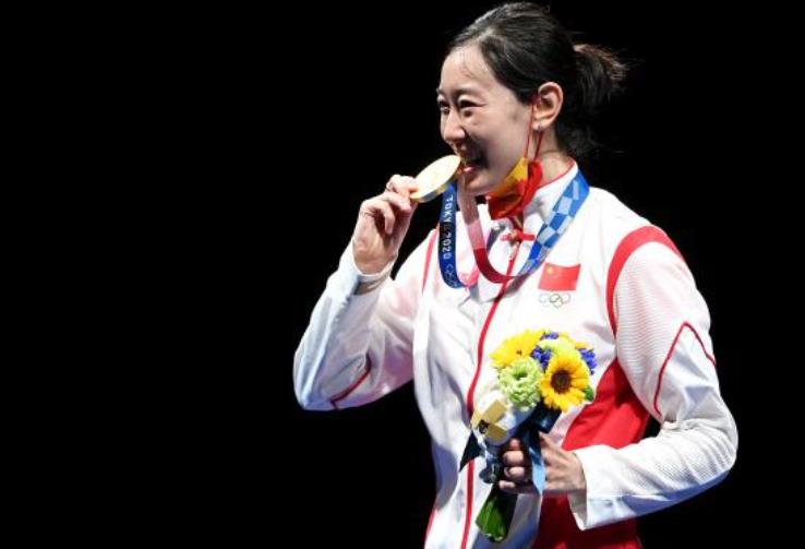 08年金镶玉奖牌多少钱(东京奥运金牌掉皮?哪届奥运金牌最值钱?为何金镶玉只能排第10?)