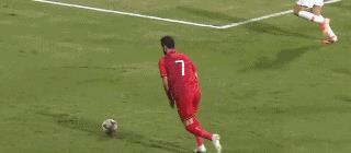 乌龙球怕是中国队进的最多了吧（国足“乌龙球”踢进自家球门，里皮愤然辞职，中国足球真没戏了？）