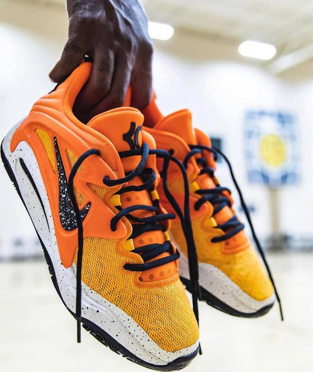 蓝白色篮球鞋（耐克新品！东契奇1代多配色曝光，Zion2新配色质感佳，AF1有惊喜）