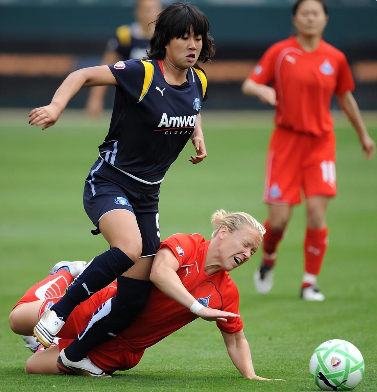 女足队员韩端丈夫（女足前队长现身，昔日黑珍珠变白玫瑰，曾因掀衣被嘲，嫁富商男友）