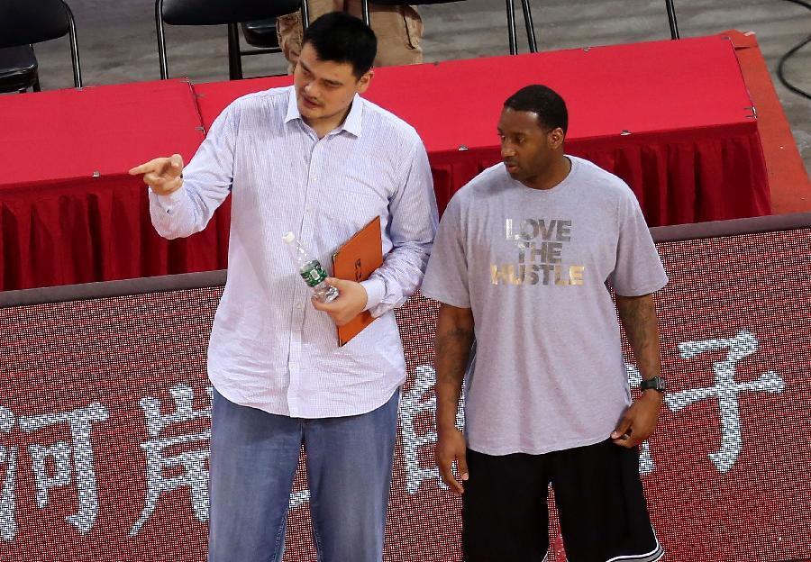 姚明慈善赛台北开打（2010年台北姚基金慈善赛，刚进NBA的林书豪接到姚明邀约电话，不敢相信以为是骗子）