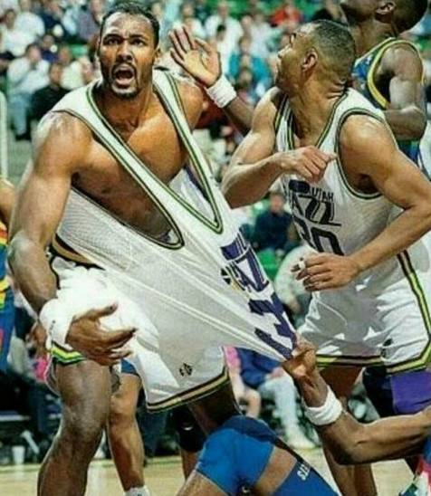 nba篮球搞笑视频集锦高清（NBA十大搞笑场景：哈登马努假摔比演技，库里与奥胖救球区别大）