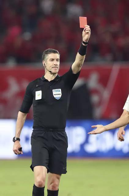 足球拿到红牌会怎么样(红牌是被罚下场?不不你错了)