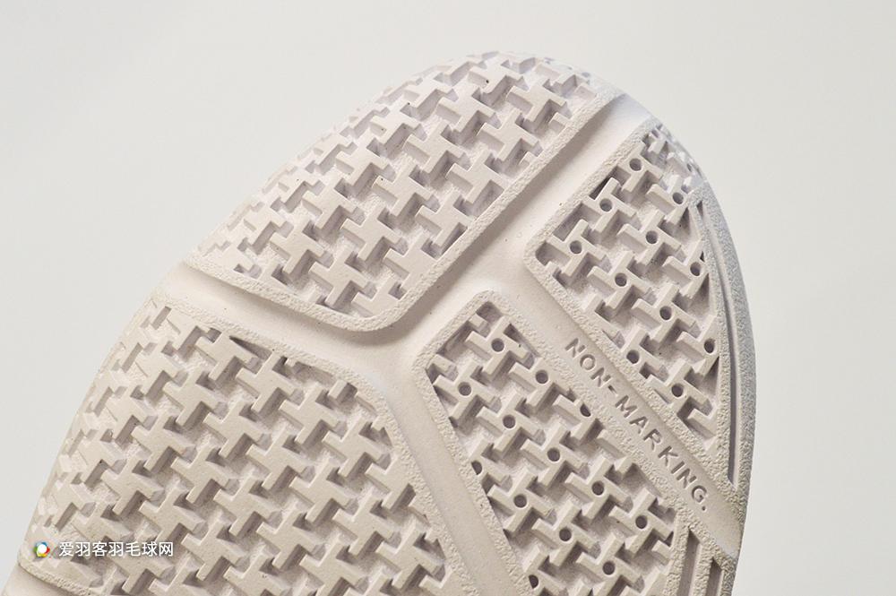 儿童打羽毛球穿什么鞋好(这款羽毛球鞋火了20年!国际选手几乎人手一双)