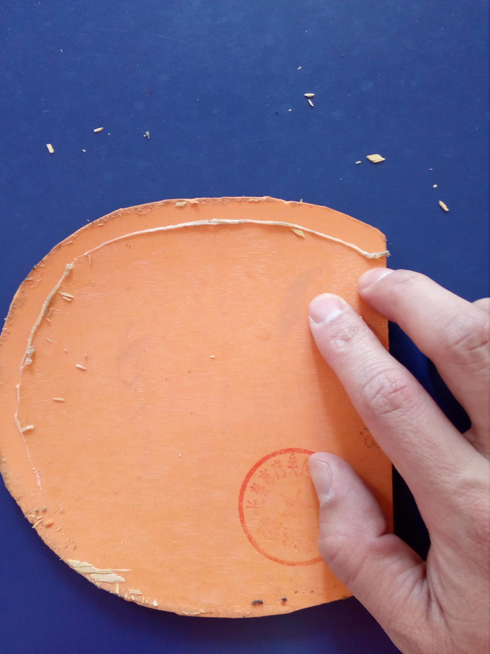 乒乓球胶皮需要除胶吗(快速清理乒乓球胶皮和底板上残留的胶水层,乒乓球爱好者的小窍门)