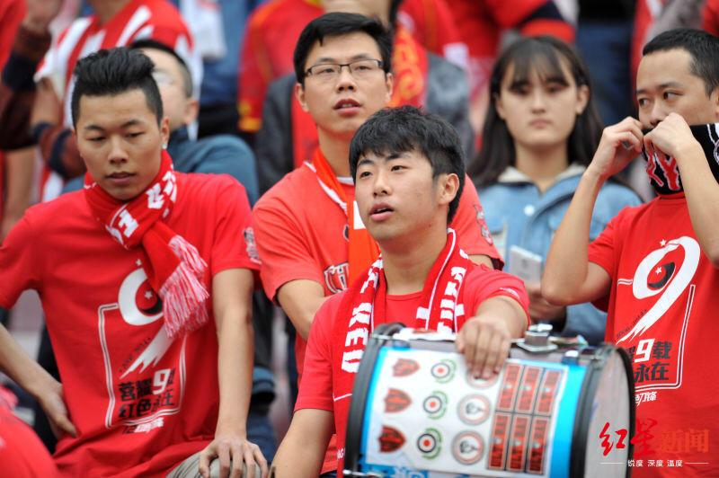 考虑赶他上看台（一路相伴！听“刀锋”球迷讲他们的“成足故事”）