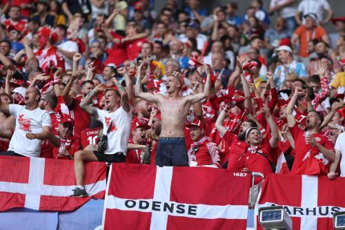 足球有多少人喜欢(足球为什么这么受欢迎?)