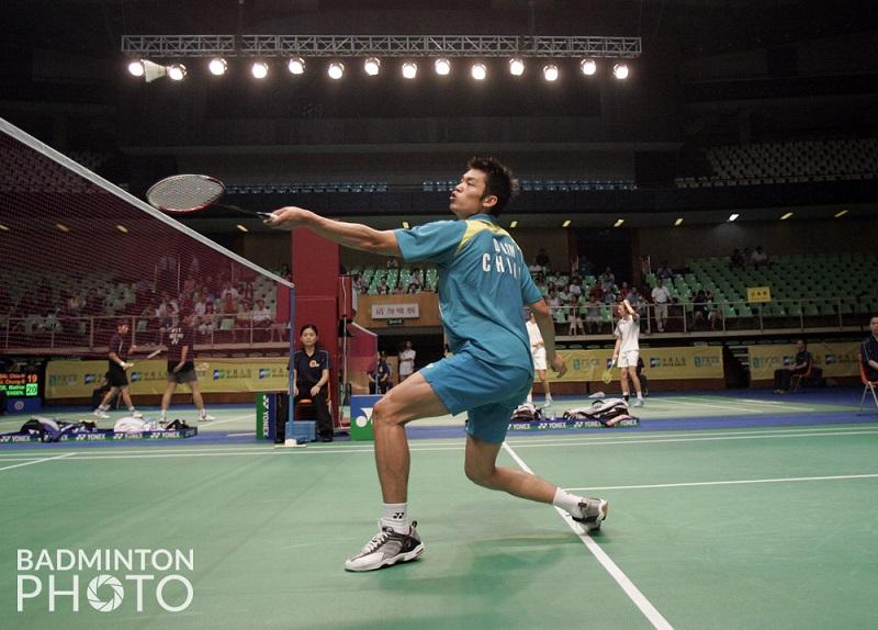 儿童打羽毛球穿什么鞋好(这款羽毛球鞋火了20年!国际选手几乎人手一双)