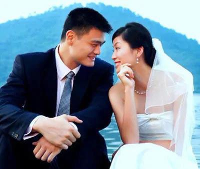 姚明的儿子和女儿(姚明过年带孩子,11岁女儿到爸爸手臂似有180,长腿继承叶莉基因)