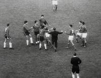 世界杯有没有打架视频（这是最粗野的一场世界杯！双方上演90分钟的球场群架）