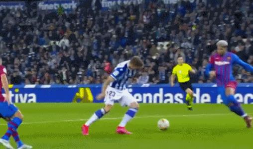 费兰助攻奥巴梅扬破门（西甲-巴萨1-0皇家社会 费兰助攻奥巴梅扬头球破门）