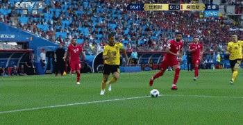 俄罗斯世界杯裁判中间站个外人(关于世界杯视频裁判那些事,这里有你想知道的一切信息!)