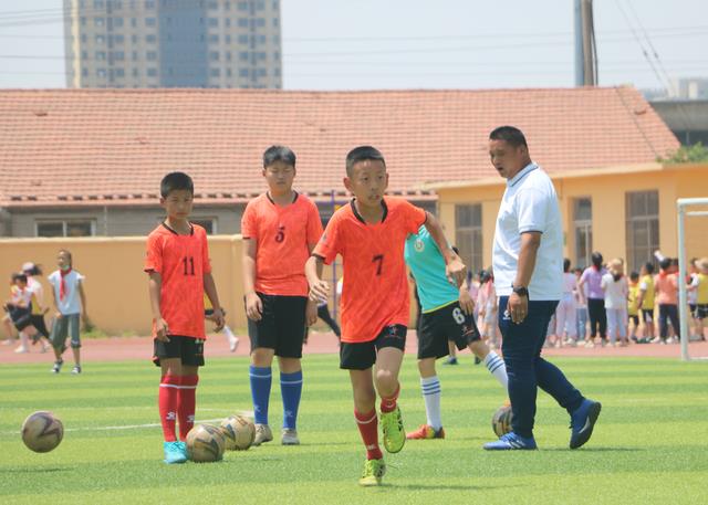 小学生学足球有什么好处(泰安校园足球之小井小学,别担心孩子不喜欢足球,未来目标市冠军)